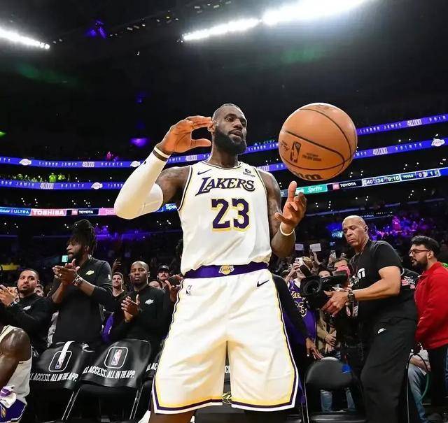 破纪录时刻：历史上的NBA惊人瞬间回顾的简单介绍