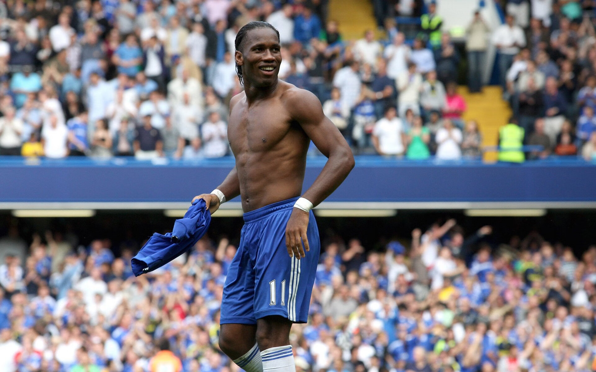 2014年西部决赛第七场:勇士在客场对阵马刺,库里砍下25分,关键时刻投中决定胜负的三分,带队晋级。