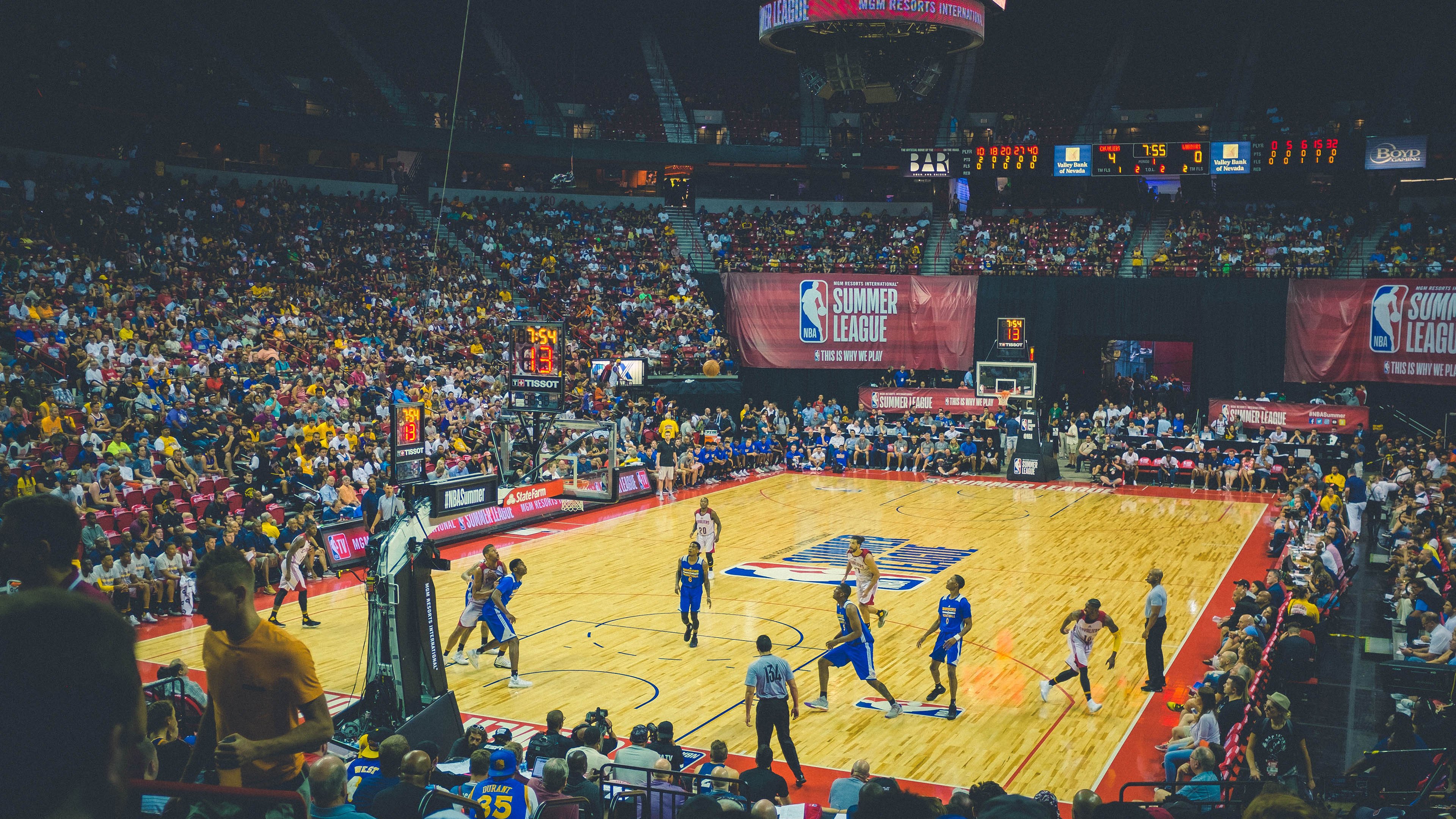 赛事组织服务规范化，确保比赛顺利进行与观众体验，赛事的组织和策划的流程